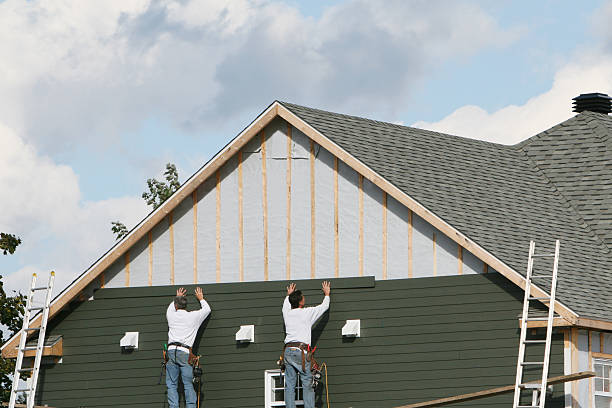 Professional Siding Contractor technician working in Elizabethtown, NC